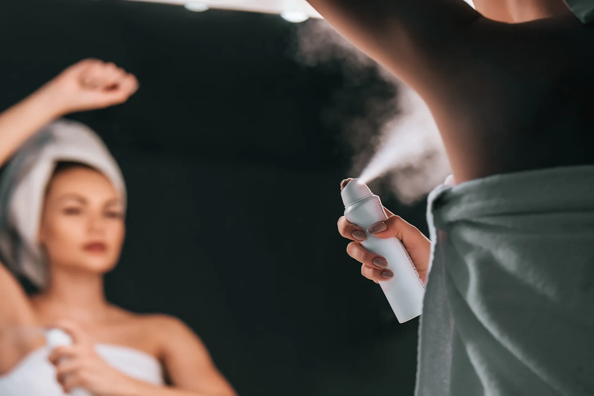 Descubre cómo aplicamos la bruma perfumada para cabello y cuerpo Sitges tras cada servicio de peluquería Aplicación de bruma perfumada para cabello y cuerpo en Sitges durante el peinado en Peluquería Vilanova