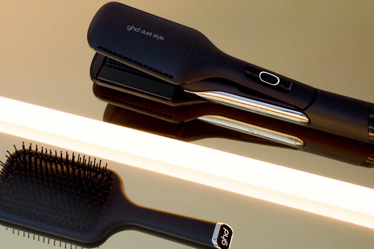Peinados impecables con planchas de pelo profesionales Sitges en nuestro salón Aplicación de planchas de pelo profesionales Sitges por estilista en Peluquería Vilanova